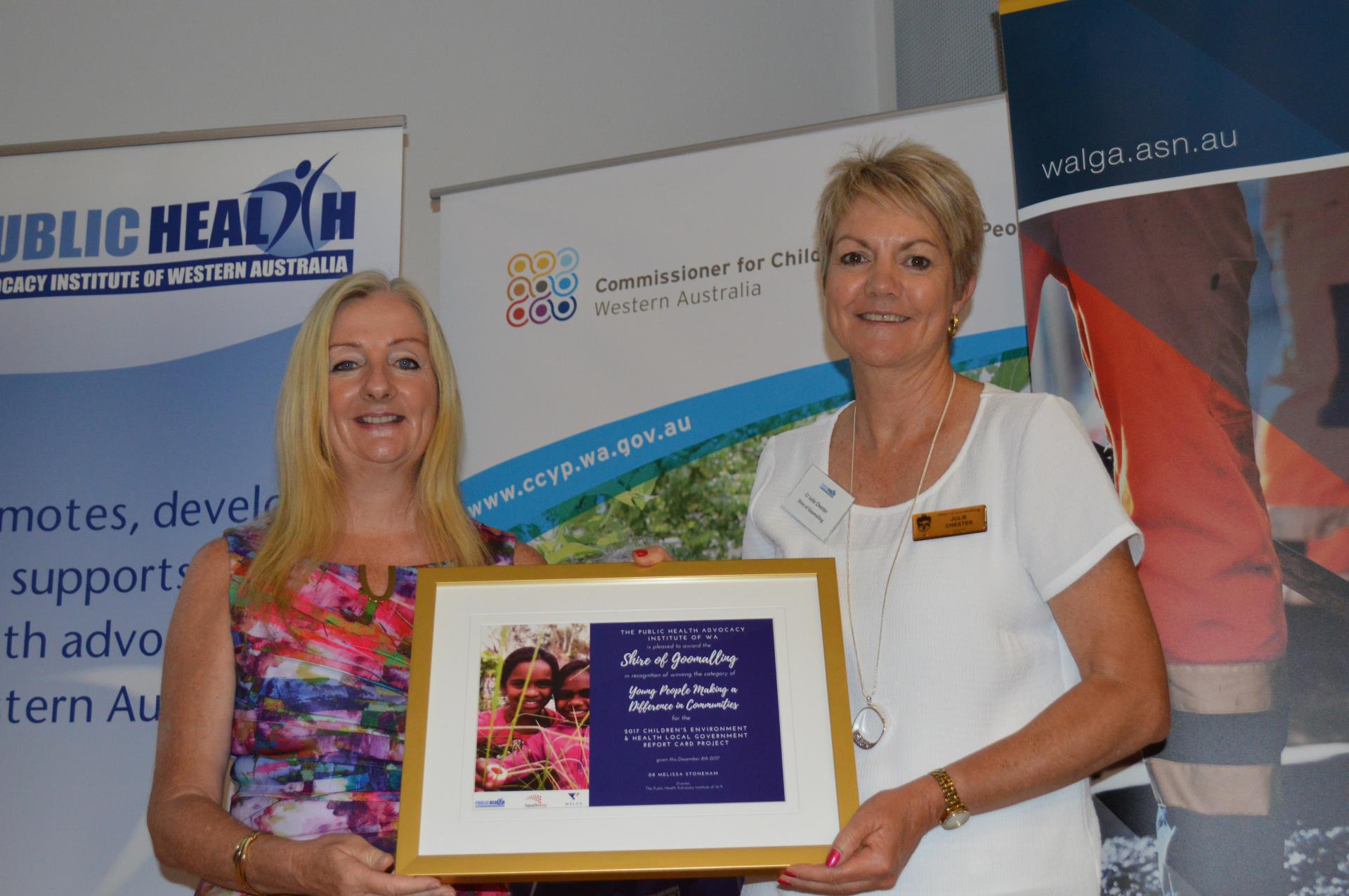 Mayor Tracey Roberts presenting award to Cr Julie Chester 
